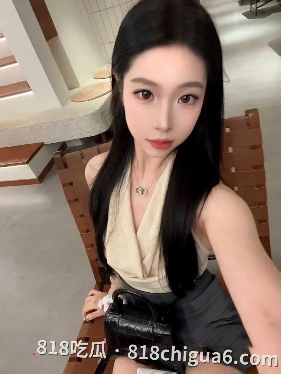 贵阳女神李楚佳酒店私拍性爱视频曝光!穿着丝袜第一视角口吸大鸡巴,撅起翘臀被无套抽插,吞吐舌头竟显骚态摸样。