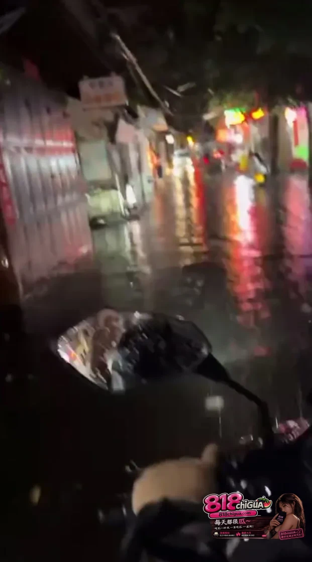 潮州暴雨积水全城“看海”:外卖小哥激流中推车坚持送餐,平凡生活里总有人在拼尽全力