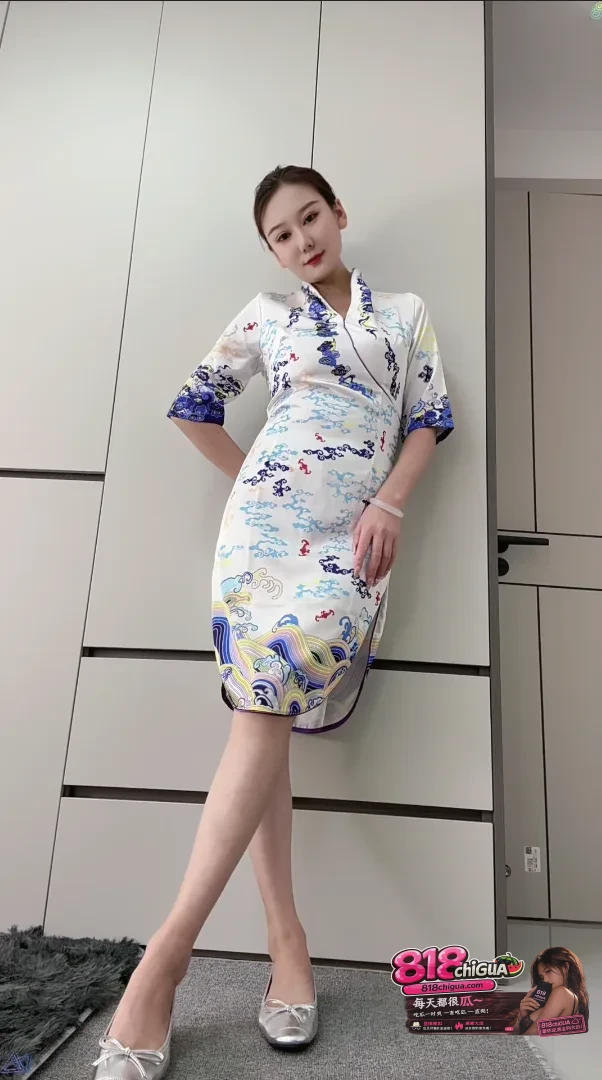 极品网红主播 迷人奈 高价定制 空姐特殊服务 身穿情趣战袍自慰挑逗 性感撩人!