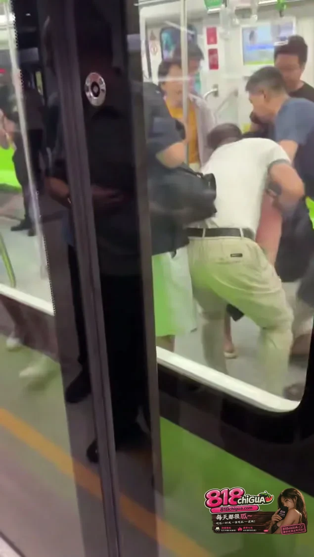 是摆拍还是另有隐情?南京地铁少年失控踹门、叫嚣报复,公共安全绝非网红道具!