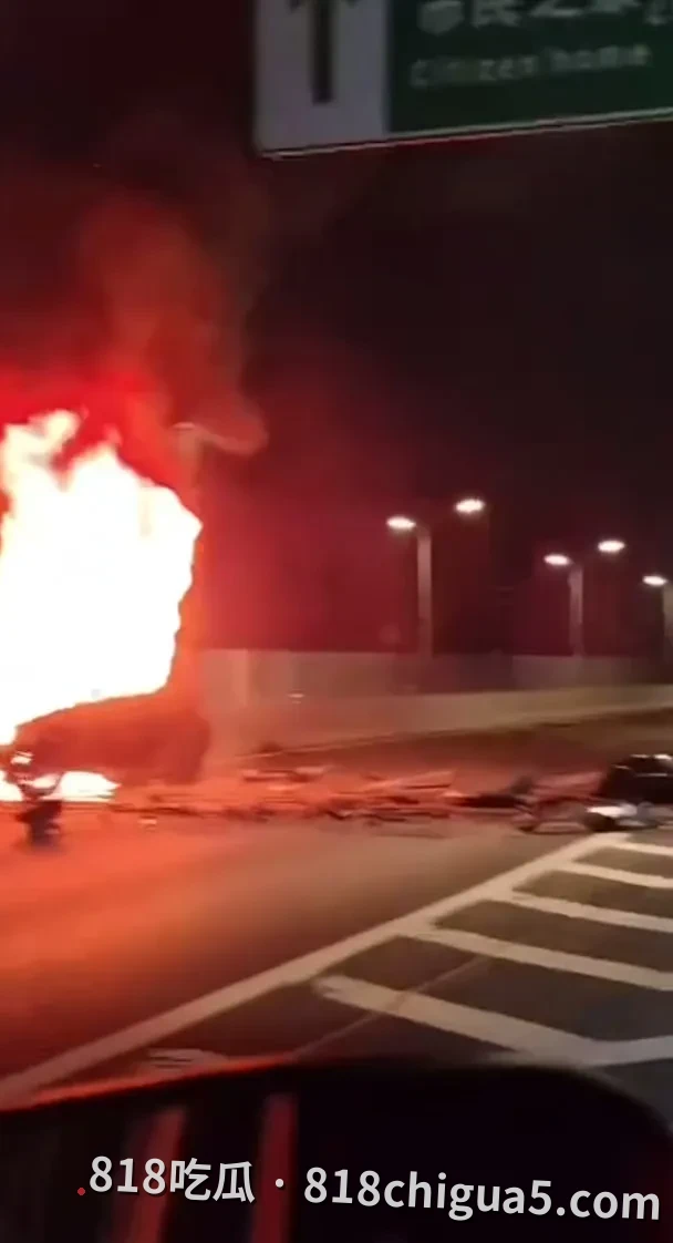 深夜惊魂!网传武汉岱黄高速府河大桥段突发严重车祸:车辆起火燃成空壳,安全驾驶警钟长鸣