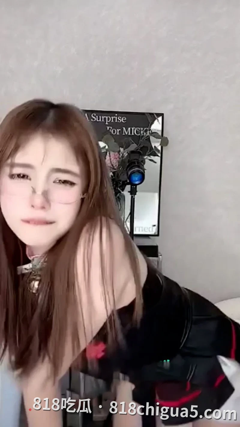 甜美形象掩盖淫荡本性,各种撩人舞蹈激起撸管的欲望 抖音网红小母狗八酱早期擦边直播间录像泄露,满脸一副求操的样子