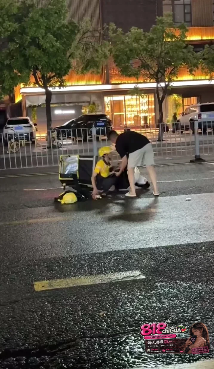 街头揪心一幕：外卖小哥车祸倒地，清醒的围观群众用“拍视频自证”拉起最温暖的防线