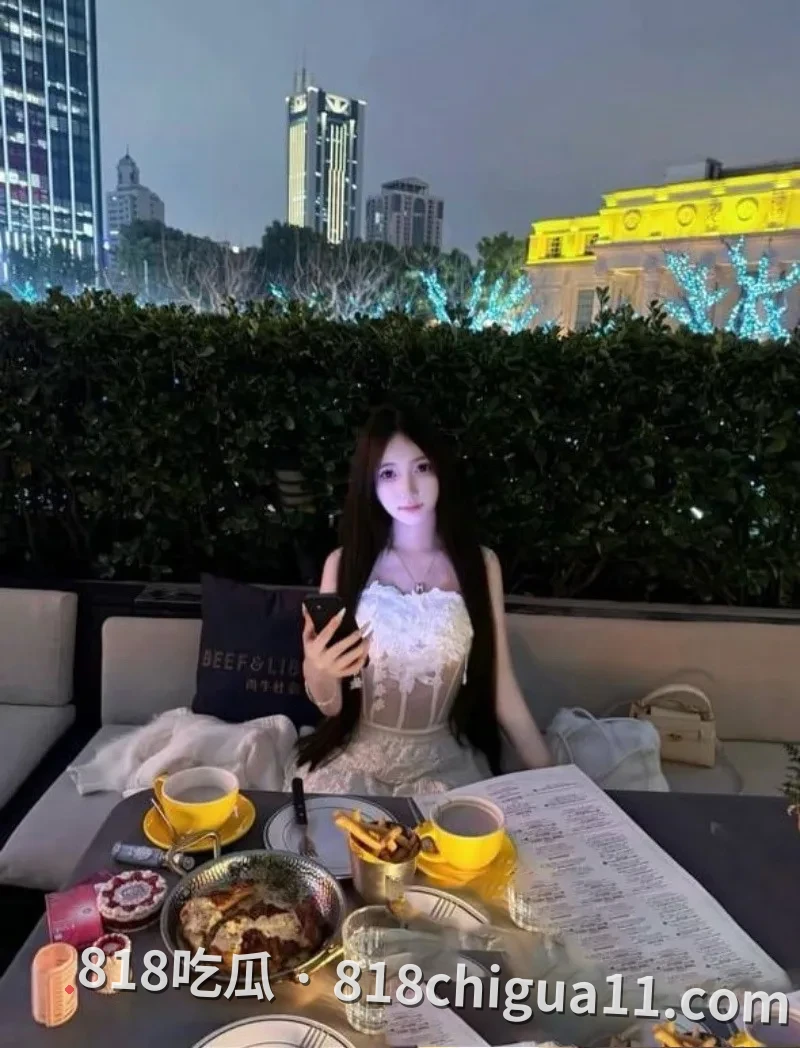 广东高颜值美女应茜芬私底下竟是骚浪贱货,平日里一副高贵冷艳样子,实际上却愿意像母狗一般脱得精光展露在镜头前。