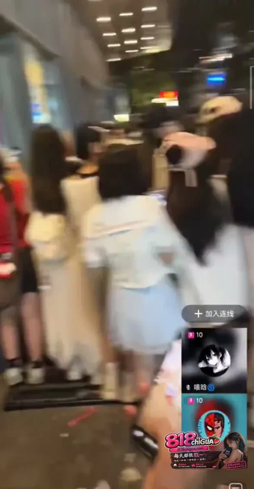 深夜时代少年团酒店外主播开播喊“嘉豪”,饭圈理智防线何时能不“塌方”?