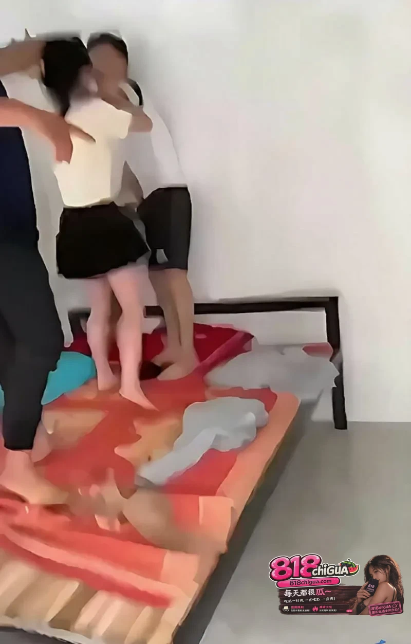 抓奸吃瓜 原配冲进卧室大逼兜暴打 奸夫淫妇打得晕头转向啪啪响