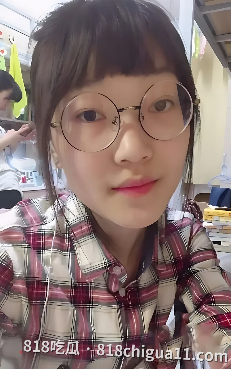 山东女大学眼睛校花孙晓文被男友兄弟骗去酒店挨操视频!主动为鸡吧戴套女上位抽插,原配在旁边看着自己女友被操到高潮,顺势撸了一发。