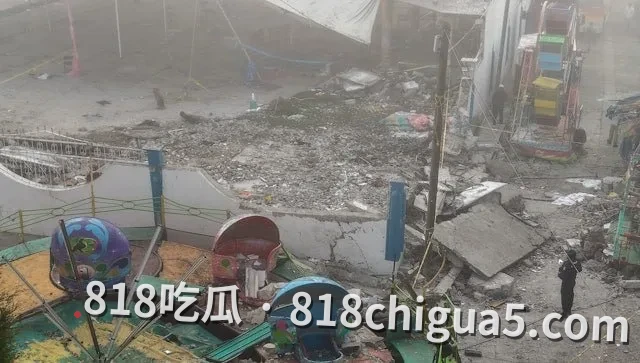 墨西哥圣徒节惨剧:特马斯卡辛戈教堂旁烟花仓库爆炸致10死超60伤,庭院坍塌现场狼藉!