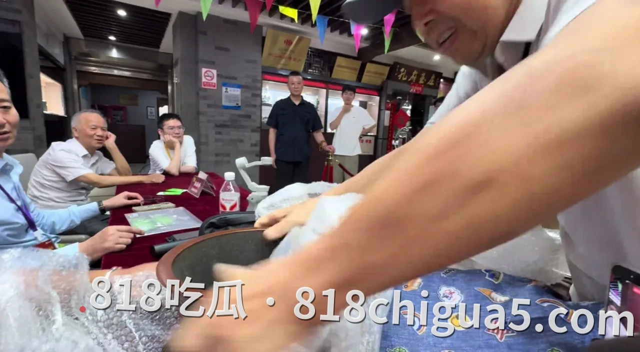 古董专家给老人家鉴宝说假的，老人直接不开心：一文专家劝诫，收藏陷阱警示与真实案例