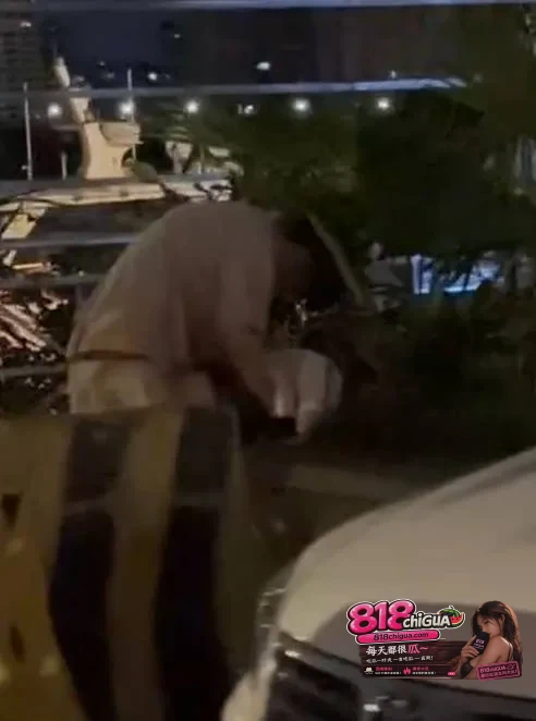 干柴烈火情难自控!惠州水东街小情侣色胆包天,大庭广众公然做爱,路人围观起哄刷新认知!