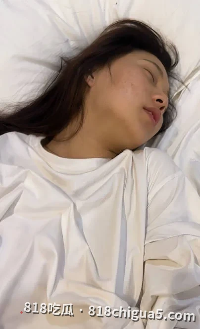 汉江师范学院最新热门大瓜,女学生凌玲知三当三与秃头男老师保持不正当关系,原配当场手撕小三,性爱视频全网疯传!