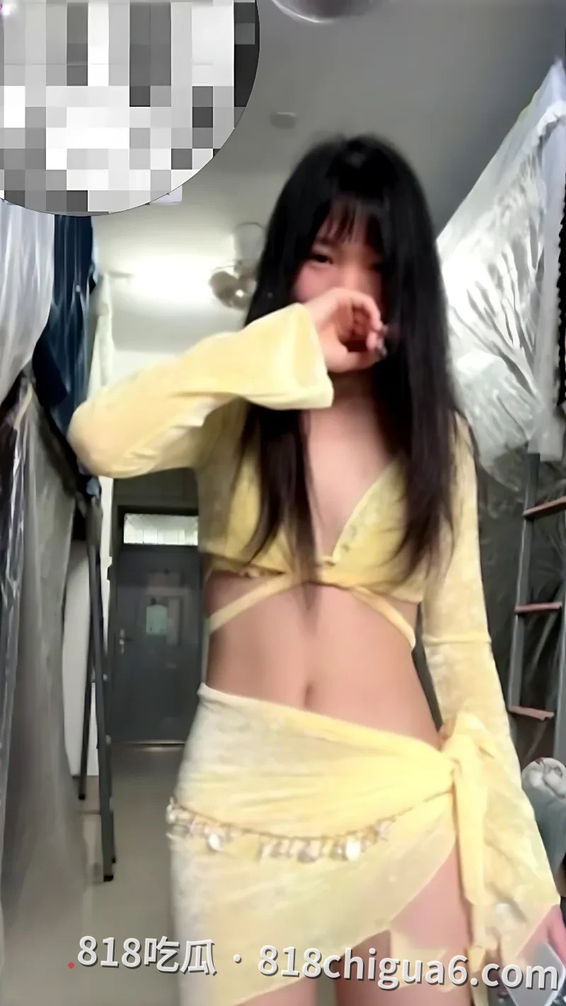 山西临汾职业院校女教师张岚裸体视频流出：穿着暴露的黄色蕾丝内衣在课堂上授课，还主动露出粉嫩的小奶子，引得学生们远程打飞机。