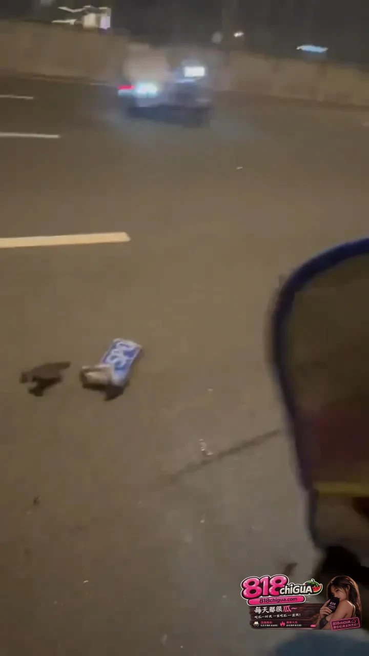 广州白云站附近深夜突发严重交通事故!摩的逆行与小车发生猛烈碰撞,现场车辆严重受损,一家三口全部被撞飞!