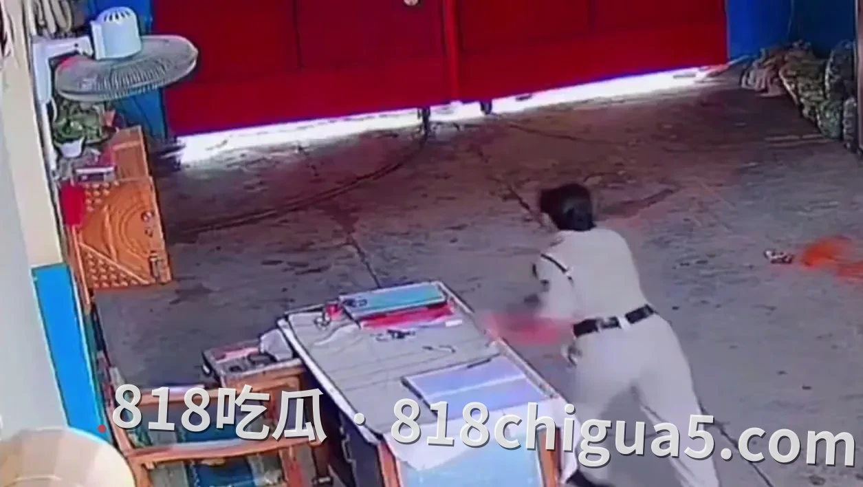 印度奇葩监狱再爆闻!囚犯居然能拿到狱警枪支越狱:保安“睡懒觉”任由囚徒“拿枪玩”?