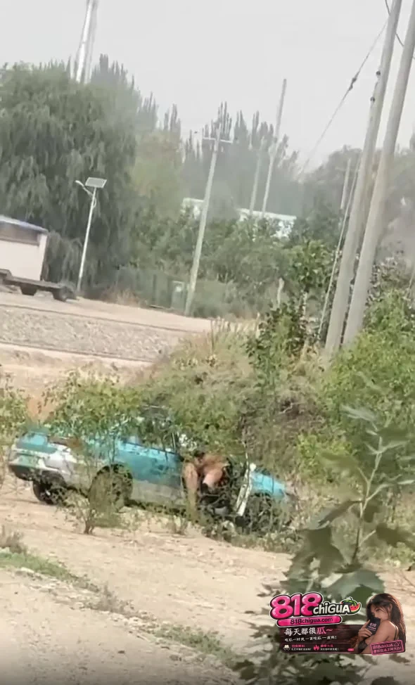 刺激野战！女乘客付不起打车费，直接用身体抵债，路边被后入狂操，全程被路人手机偷拍曝光！
