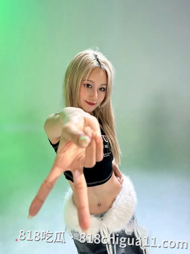 江西南昌宜春学院音乐舞蹈系林小雨淫乱私生活曝光!表面上清纯优雅实则沉迷于大肉棒,跪地后入挨操脸上非常享受。