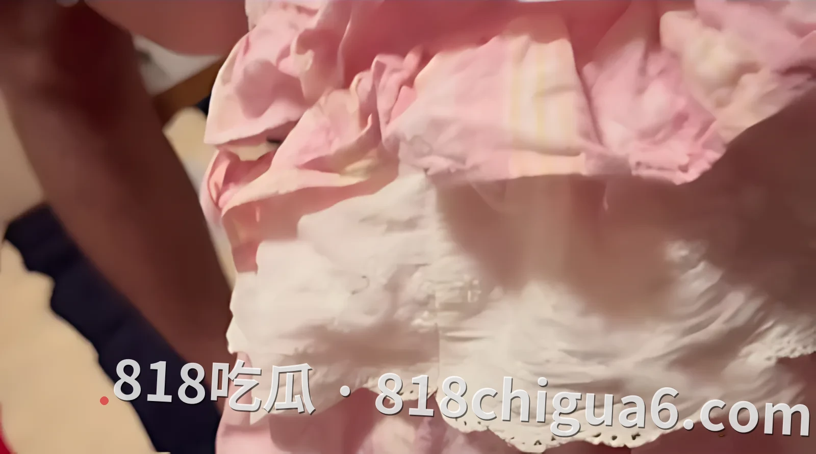 湖北武汉娇妻祝晓霞穿着性感粉色蕾丝连衣裙在家被肏到高潮视频!当场捆绑调教驯服小母狗,粉嫩白虎刻着骚字,让大鸡巴抽插速度翻倍。