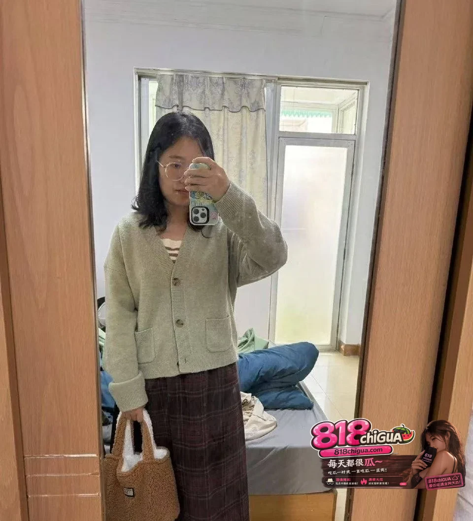 广西南宁体制内人妻陈茹冰25岁性爱视频曝光看着文静的她 私下口爆骑乘骚浪无比和现任在一起之前被三个人操过
