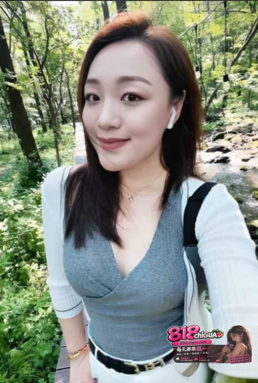 哈尔滨黑长直素颜妹罗雨薇约炮私拍透视黑蕾丝吊带睡裙跪趴酒店大床雪白蜜桃臀被男友强势抓揉拍打红印浮现