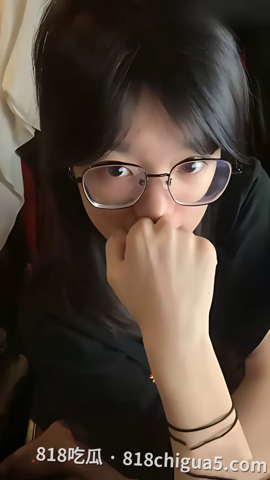 浙江宁波大学清纯母狗徭平莹偷拍录像流出!眼睛反差婊主动在凳子上展露白虎骚逼,被大鸡巴插到高潮喷水,淫荡叫声响彻不止。