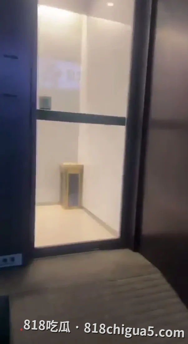 荒唐至极!贵州一男子刚被放出来又打砸邮政银行,声称“就想进去包吃包住”