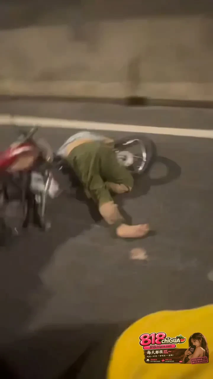 广州白云站附近深夜突发严重交通事故!摩的逆行与小车发生猛烈碰撞,现场车辆严重受损,一家三口全部被撞飞!