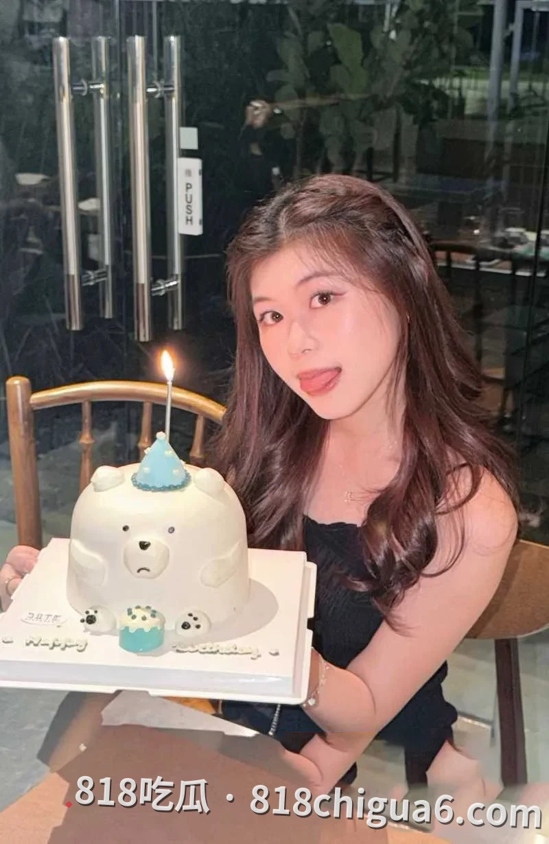 广西南宁绝美的长发超市性感少妇佳慧性爱视频流出!穿上黑色蕾丝袜搭配情趣内衣被后入抽插,变身成勾引男人的销魂妖精。