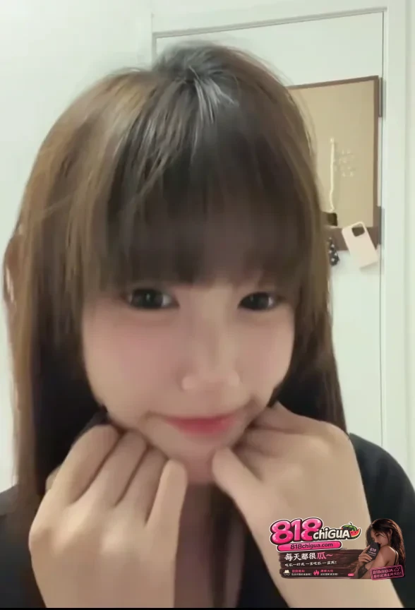 湖南衡阳精神小妹周泽云私底下却是网调大神的小母狗甜乖脸蛋配毛茸茸粉逼手指撑开细节拍得清晰可见