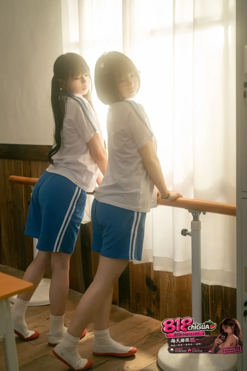 摄影大神铁手叫兽私拍百合校服双子《不开心没烦恼》画风唯美互舔吸奶香艳画面极具视觉冲击！