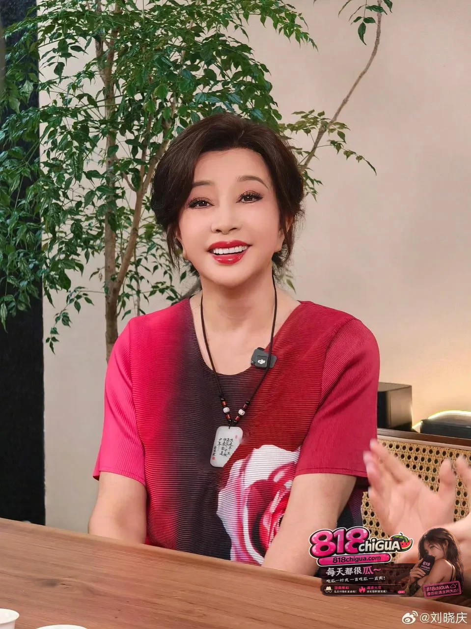 七旬女星刘晓庆陷舆论漩涡,与前助理古柯同居六年互称老公老婆,分手后索赔504万对拒,曝光私密视频引爆全网围观!