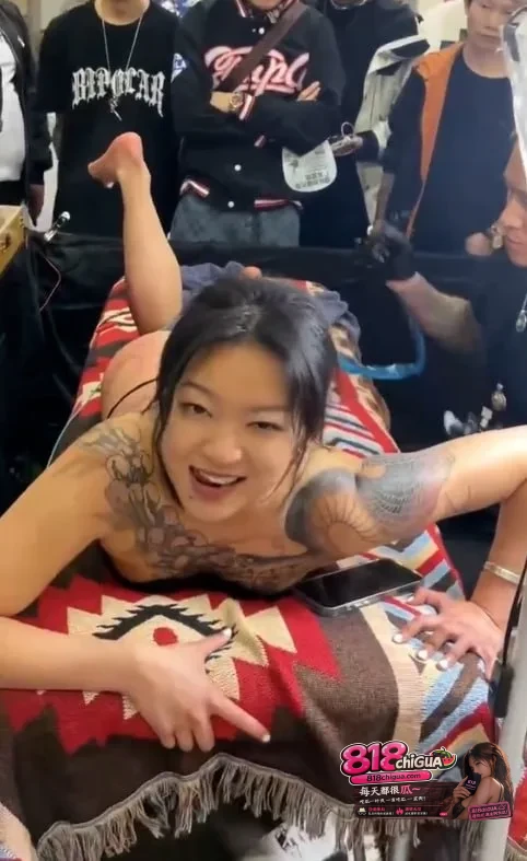 山东第六届国际纹身展小姐姐大尺度露奶露逼现场现场荷尔蒙直接爆棚