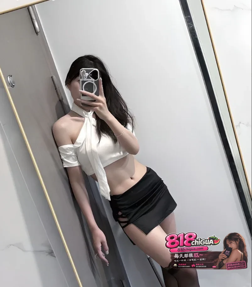 凤凰古城酒店实拍极品反差婊前女友邓妤茜黑蕾丝眼罩白绑带上衣躺床浪叫男友手指深喉猛干红内裤特写