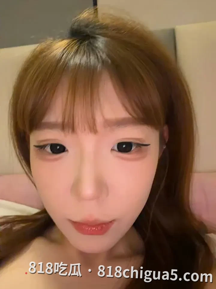 极品反差婊李姿伶白丝过膝袜诱惑自拍视频流出!M腿姿势掰开嫩穴自慰到高潮,小助理在一旁都想用鸡吧调教一下骚逼。