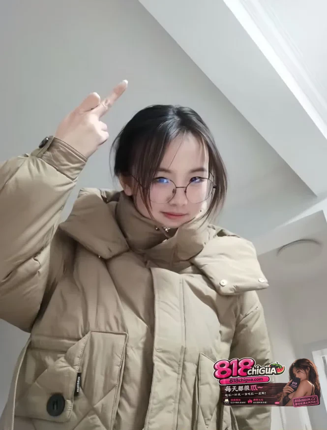 杭州浙大光学系眼镜学妹苏晴被陌生人轮流操到腿软的极致反差日常