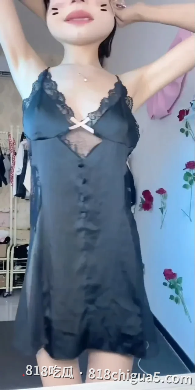 快手反差女主播小婷老婆直播付费裸舞视频曝光!骚浪贱母狗对镜三连跳热舞,性感小手抚摸嫩滑肌肤,好像用大鸡巴怼他骚穴。