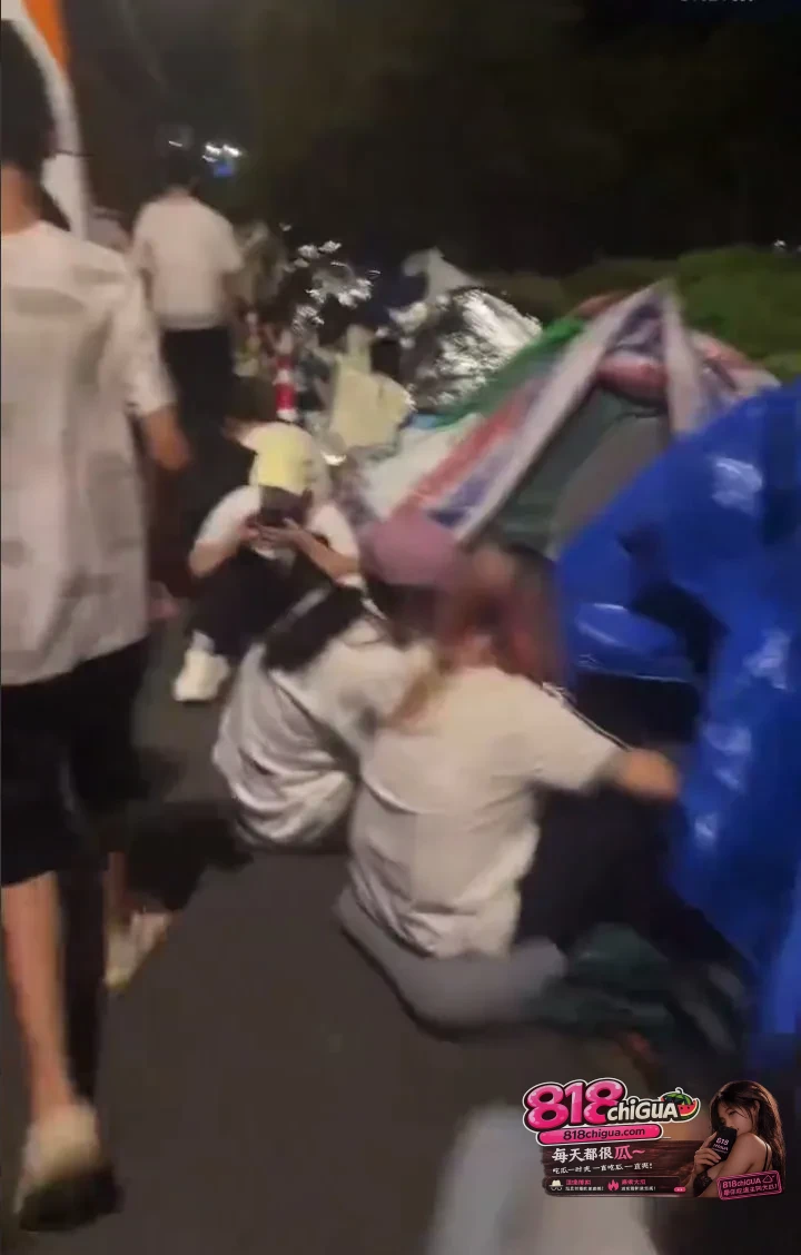 不上班、不读书!粉丝路边搭帐篷吃泡面彻夜守候,这种疯狂追星真能拉动GDP?