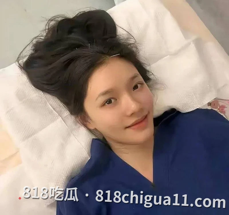 知名喜剧演员沈腾疑似与年轻女演员林允维持秘密恋情长达三年,在海外诞下一子获得正牌妻子默许,同时网络上也开始流传两人在国外度假时的性爱视频。