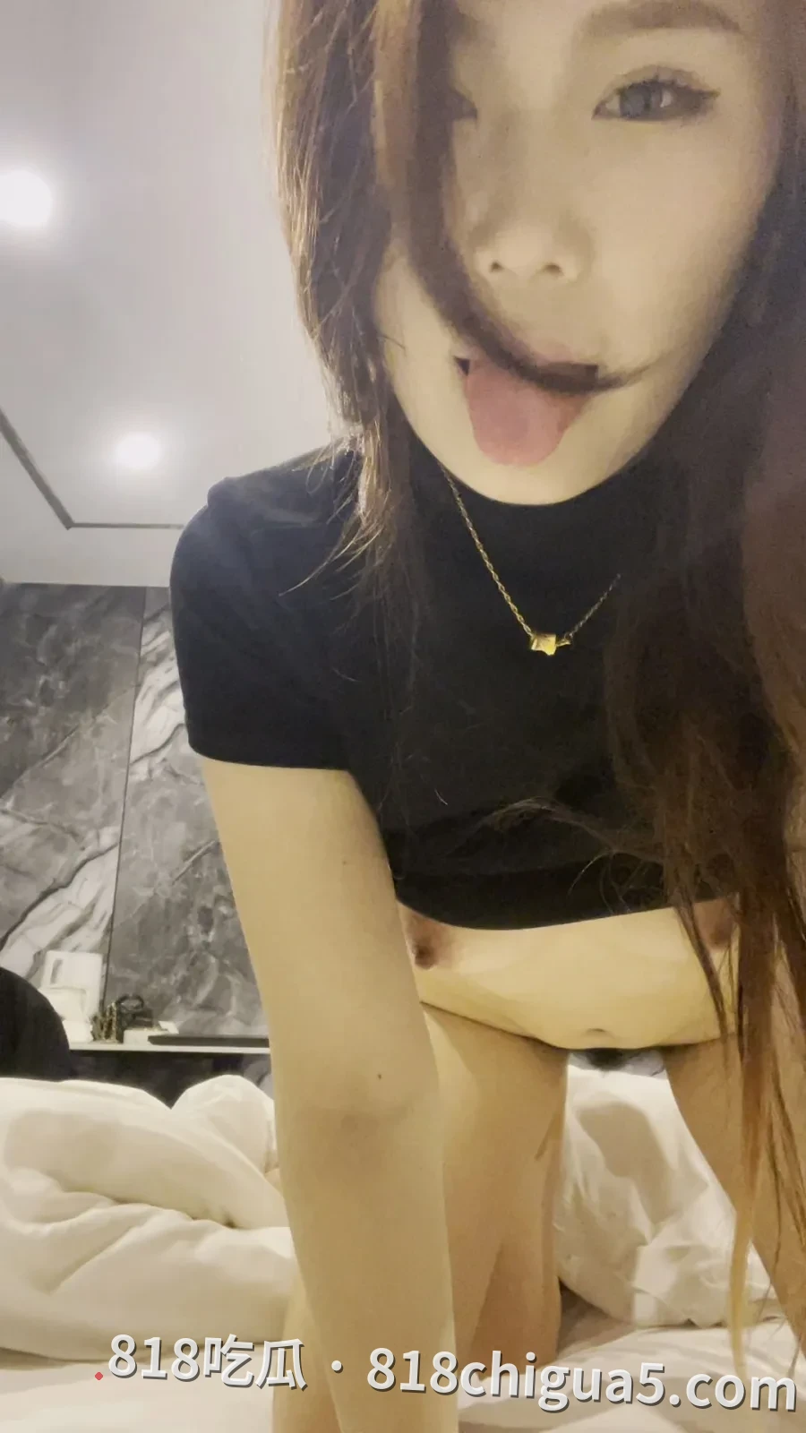 江苏徐州骚贱母狗陈萱珍自拍做爱流出！黑丝美腿诱人展示M姿势被猛操骚穴，射完大奶嘴巴主动跪吸剩余精液，全程娇喘淫叫不停。