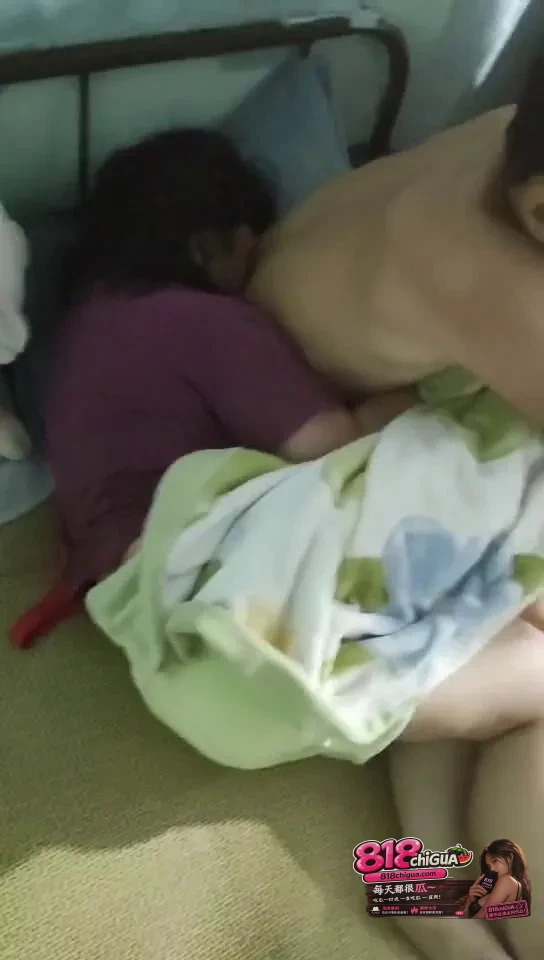 出轨抓奸现场!原配带人撞开房门现场抓奸!男的死死护着小三,激烈对峙辱骂拉扯,场面一度彻底失控!