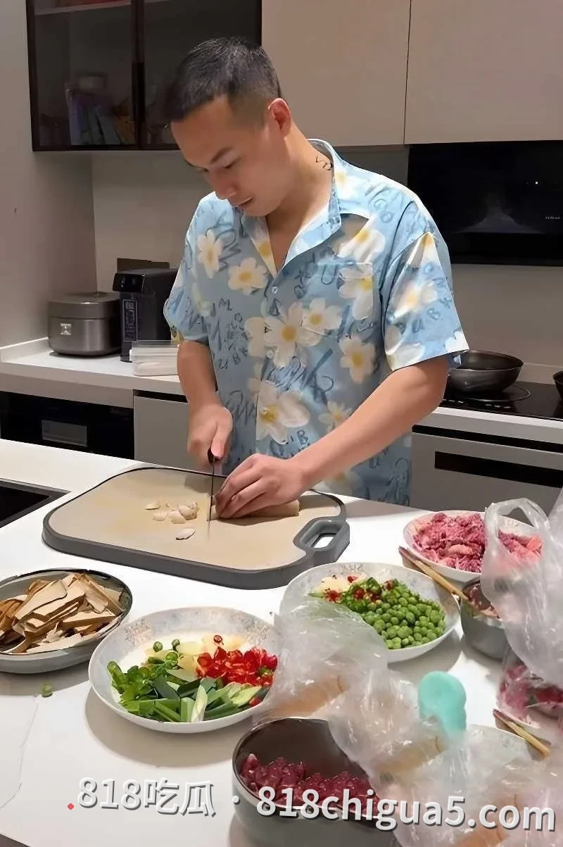 抖音网红英子直播怒撕前男友温枪枪 拿着原配的钱与女粉丝酒店打炮 母狗在床上吃鸡吧视惨遭曝光