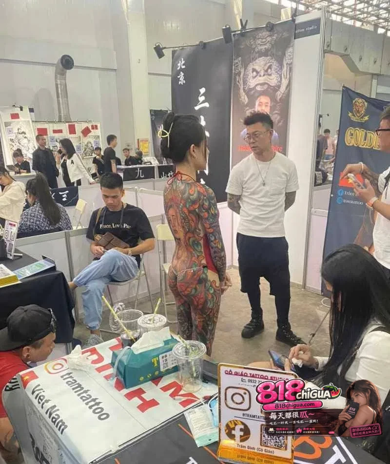 山东第六届国际纹身展小姐姐大尺度露奶露逼现场现场荷尔蒙直接爆棚