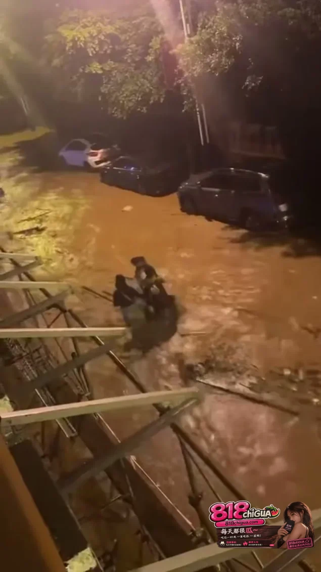 山洪内涝突袭四川马边:风雨中的无畏坚守,跑赢汛情守护家园安全
