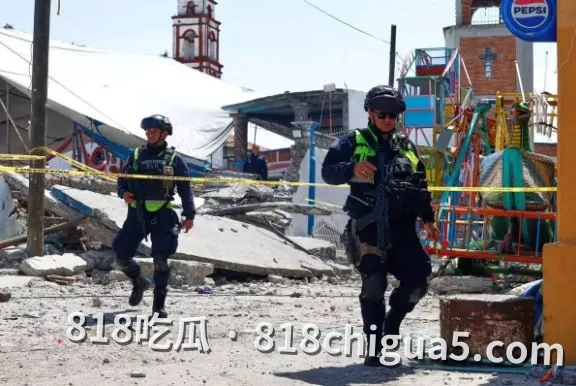 墨西哥圣徒节惨剧:特马斯卡辛戈教堂旁烟花仓库爆炸致10死超60伤,庭院坍塌现场狼藉!