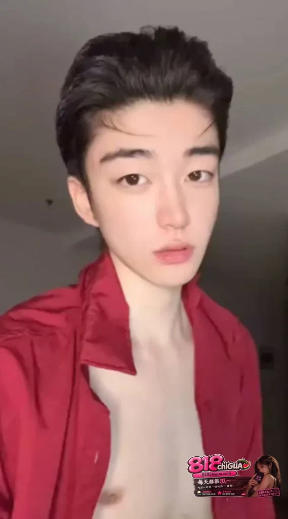 抖音10万粉网红大飞宇黑料全网泄密!表面清纯男大实则男同,露脸实锤下海拍gay片,无数女粉直呼“天塌了”!