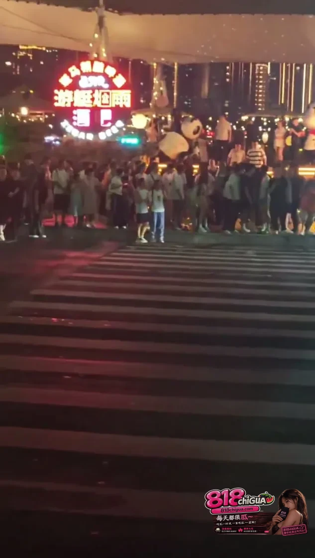 重庆时代峰峻抗议现场管控再升级!多人被捕带上大巴,追星维权越界变成违法闹剧?