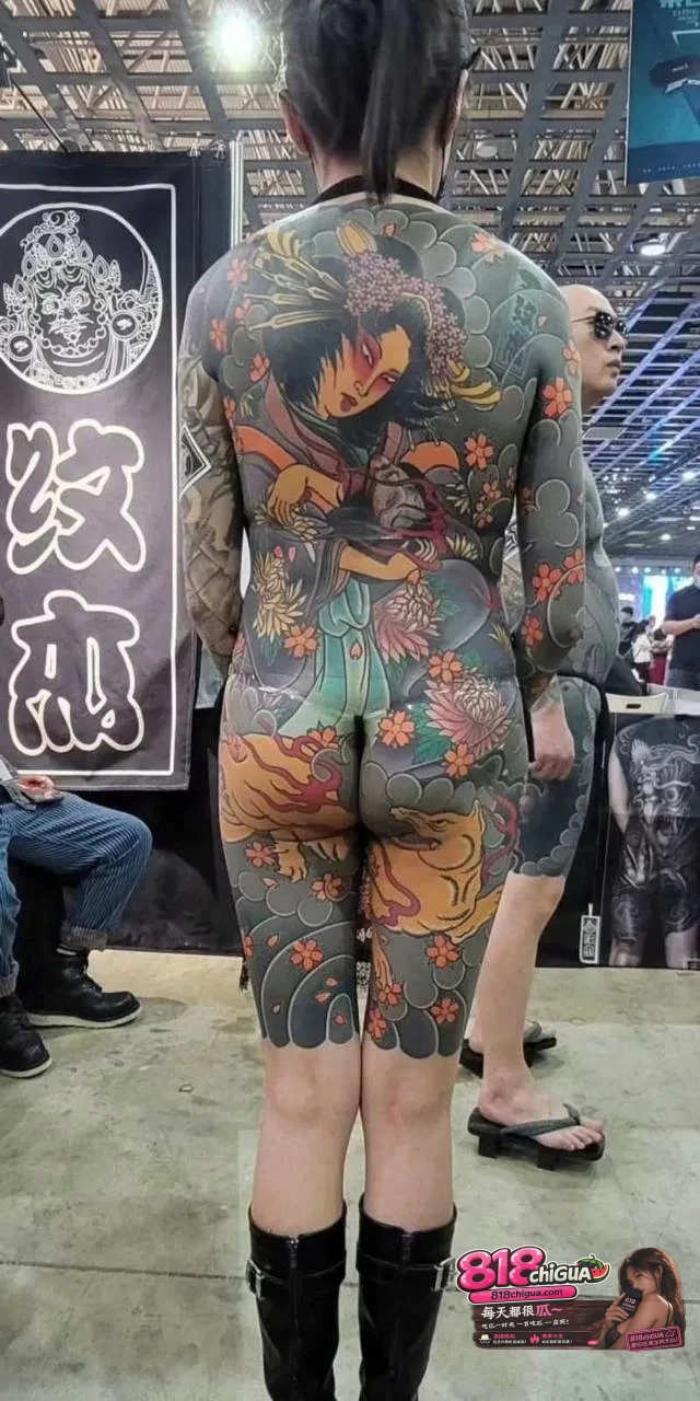 山东第六届国际纹身展小姐姐大尺度露奶露逼现场现场荷尔蒙直接爆棚