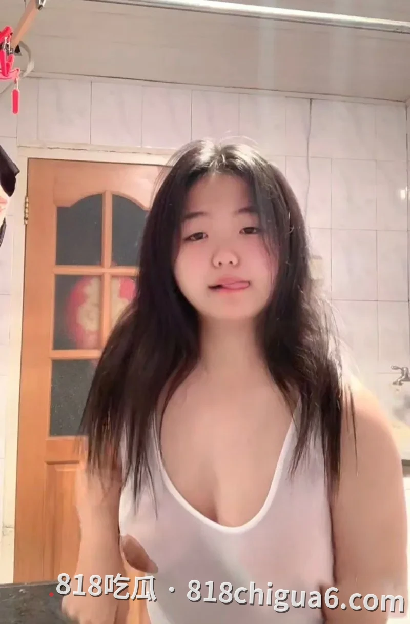 黑龙江哈尔滨极品母狗屁屁厕所裸拍视频泄密!超大号胸围配乳头夹具,饱满的吊钟下垂延伸至腰部,真的想尝试一下胸推的冲击力。