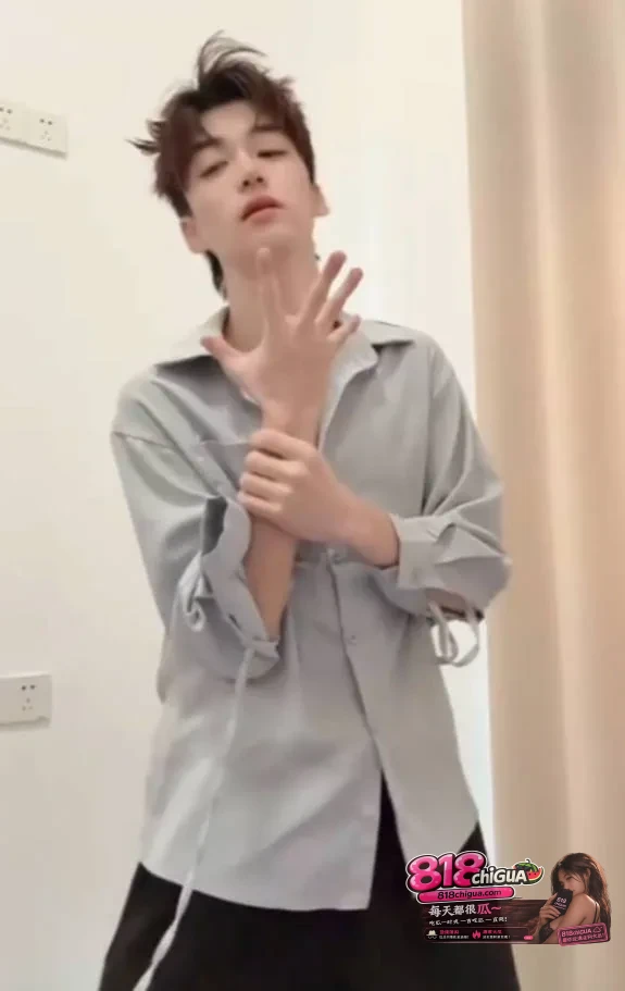 抖音10万粉网红大飞宇黑料全网泄密!表面清纯男大实则男同,露脸实锤下海拍gay片,无数女粉直呼“天塌了”!