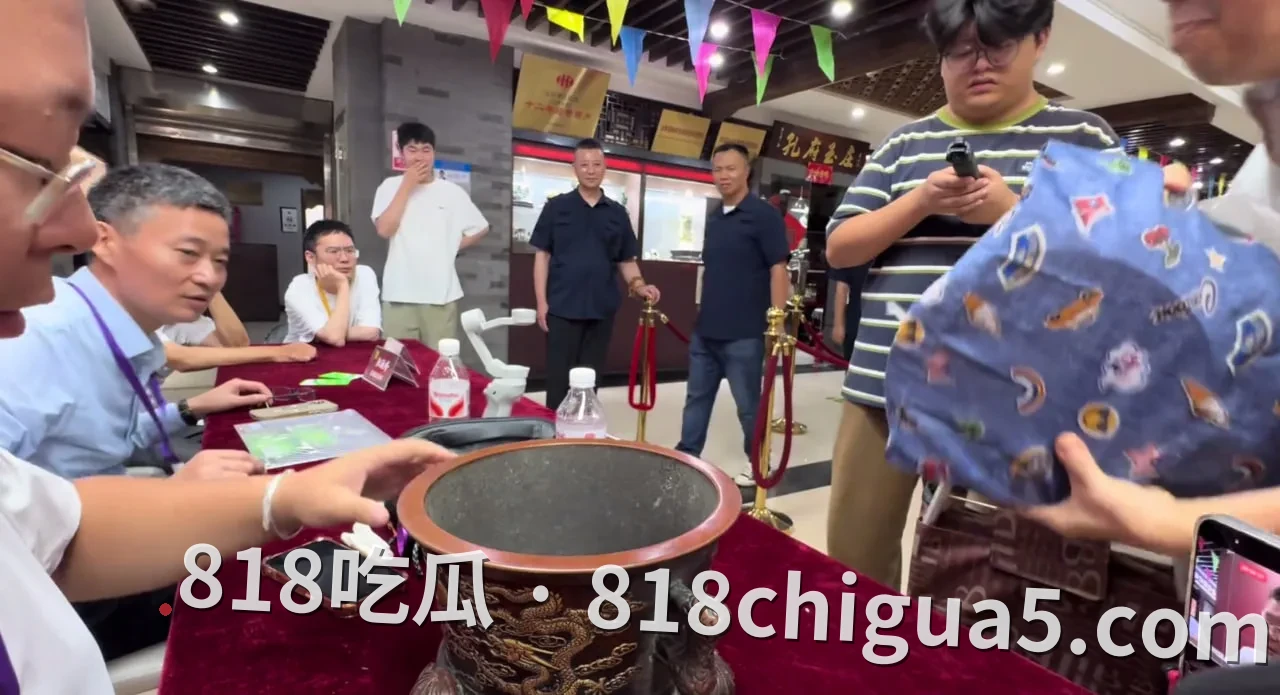 古董专家给老人家鉴宝说假的,老人直接不开心:一文专家劝诫,收藏陷阱警示与真实案例