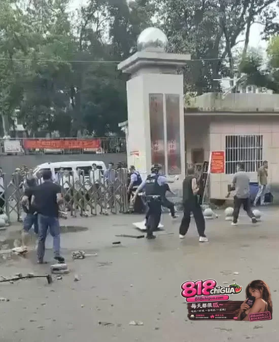 广西崇左突发冲突，两名当地村民因山林土地纠纷在镇政府门前持刀互砍，造成1人死亡、多人受伤！